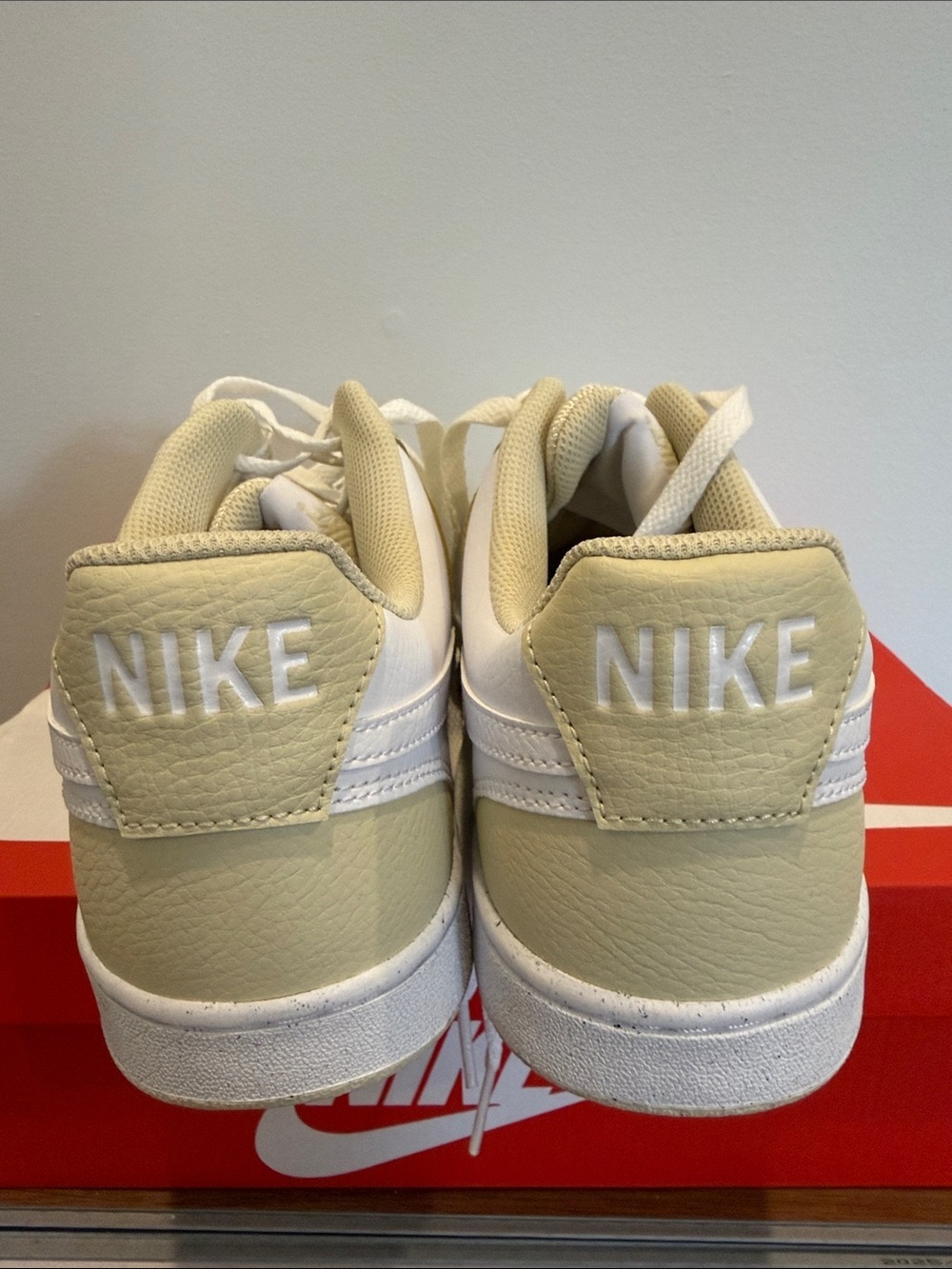 New Nike Men’s Low-Top Sneakers in Cream and White Size 12 - Picture 3 of 6